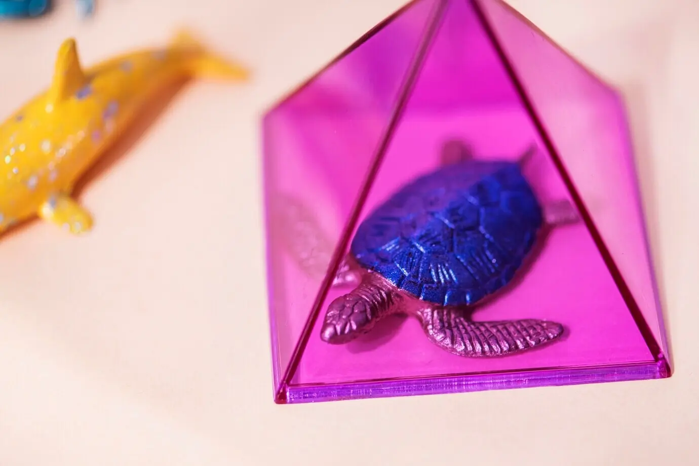 Bunte und leuchtende Miniatur-Tierfiguren