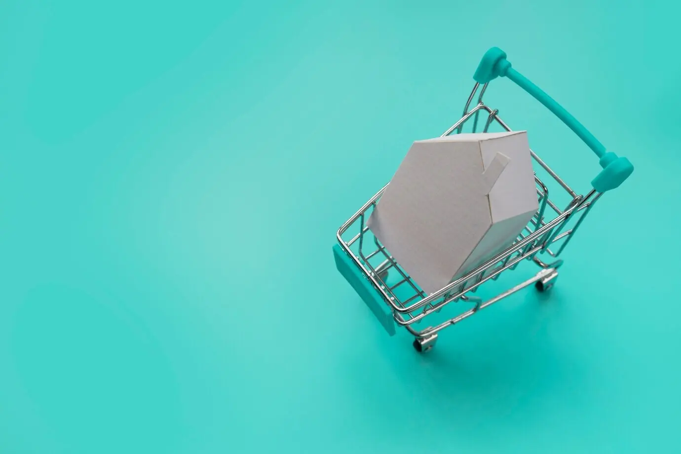 Miniaturhaus in einem Einkaufswagen